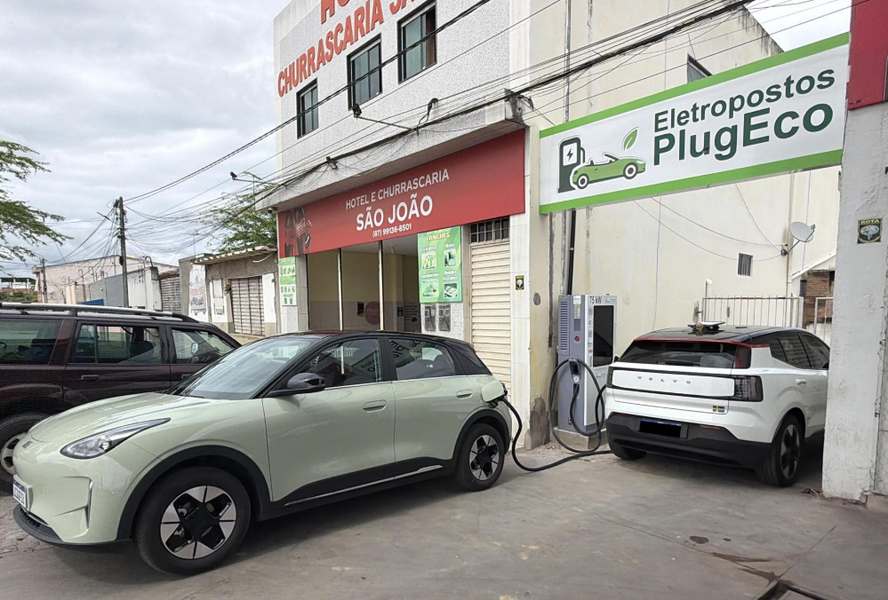 Eletroposto PlugEco no Posto São João, em Sanharó, Pernambuco